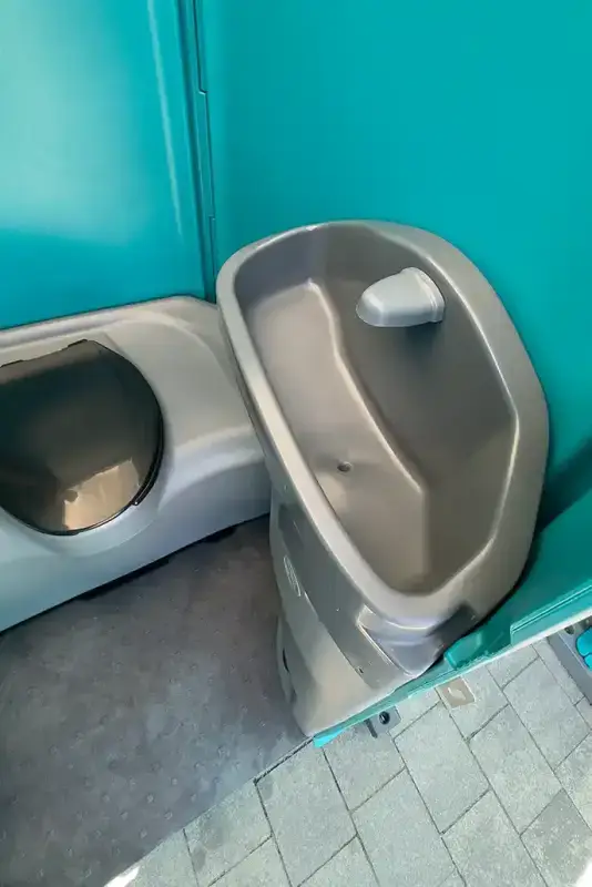 Waschbecken in der Baustellen-Toilettenkabine