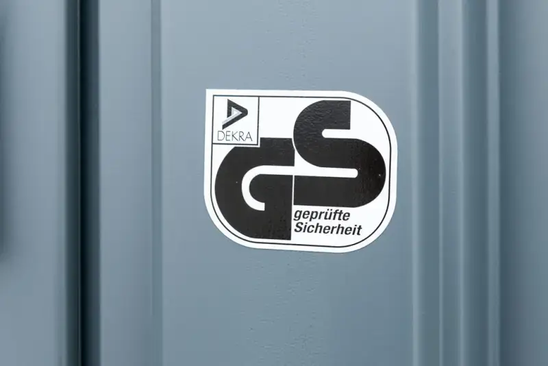 GS-Prüfzeichen an der Baustellen-Toilettenkabine