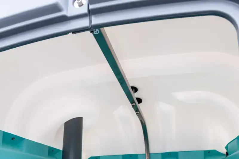 Innenraum der Baustellen-Toilettenkabine