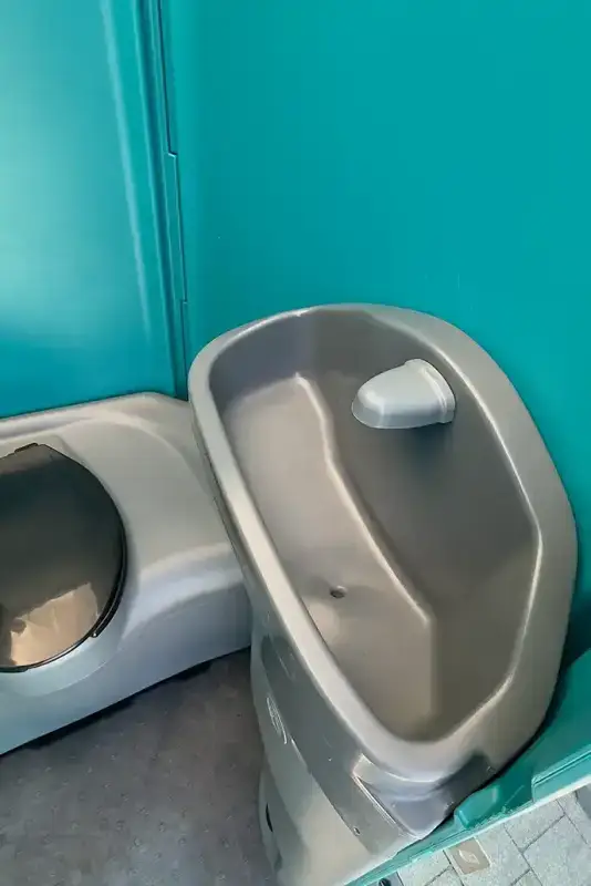 Handwaschbecken in der Event-Toilettenkabine
