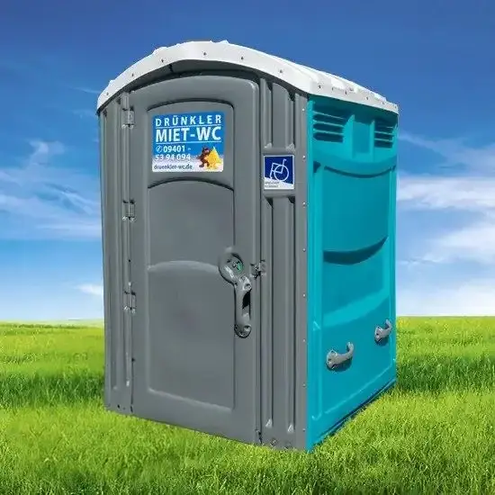 Barrierefreie, rollstuhlgerechte Toilettenkabine auf einer Wiese