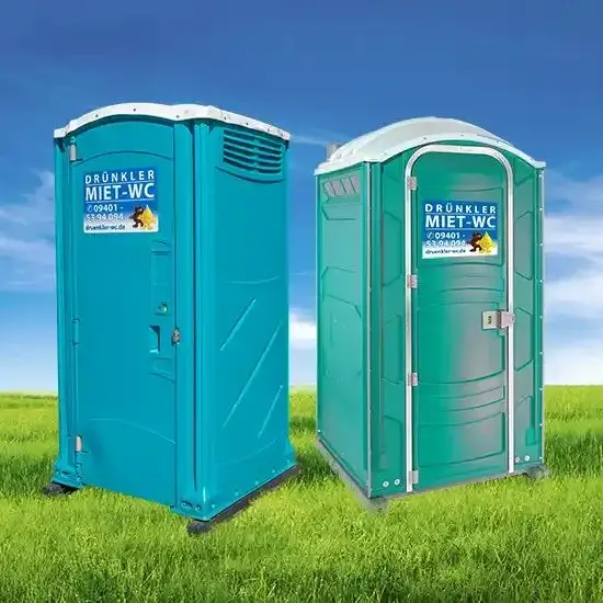 Zwei mobile Toilettenkabinen von Drünkler Miet-WC auf einer Wiese