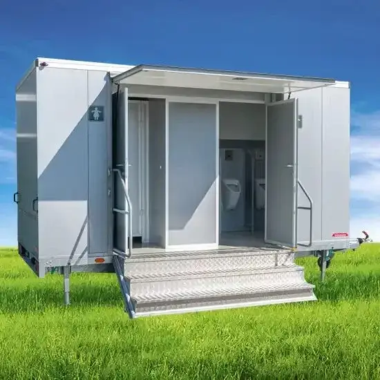 Toilettenwagen mit geöffneten Türen und Treppe für Veranstaltungen