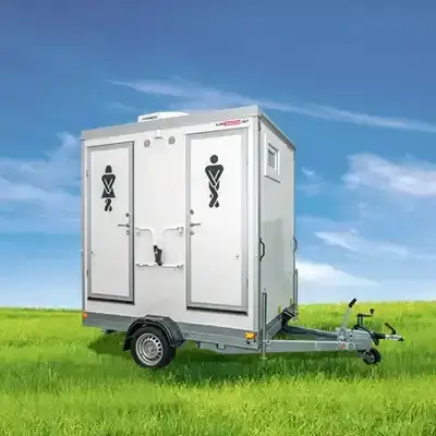 Autarker Toilettenwagen von Drünkler Miet-WC auf einer Wiese