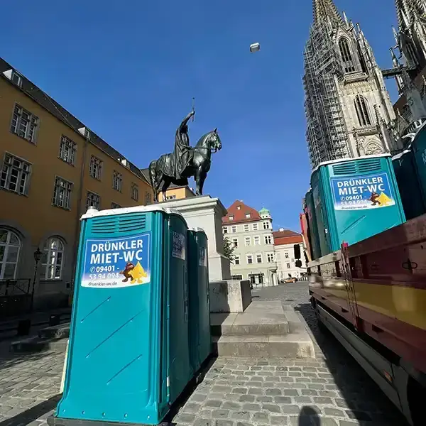 Blaue Toilettenkabine auf einem Platz in der Altstadt